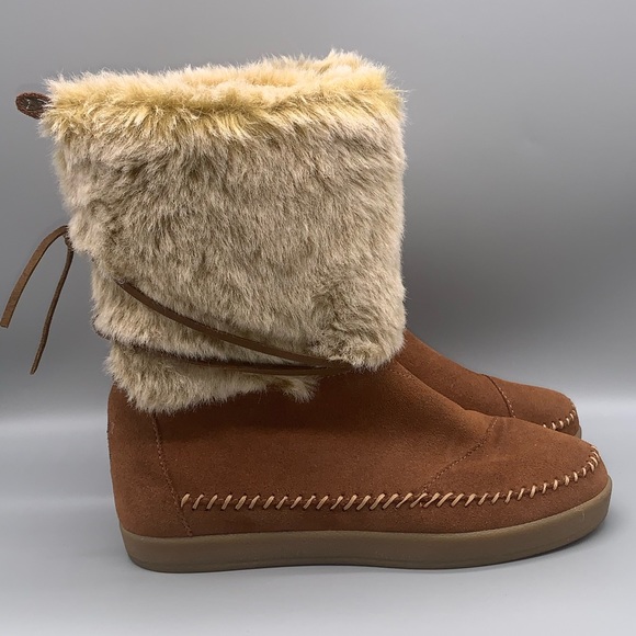 Toms Shoes - TOMS Nepal Suede Faux Fur Moccasin Boots   -   Size:  6.5